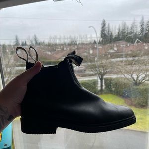 Blundstones black
